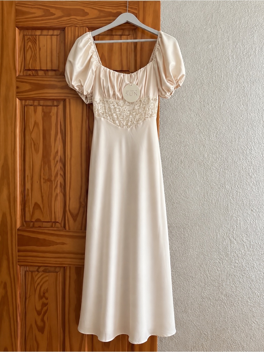 NWT Here comes the sun
Cream Puff-Sleeve Midi Dress with Lace Bodice
